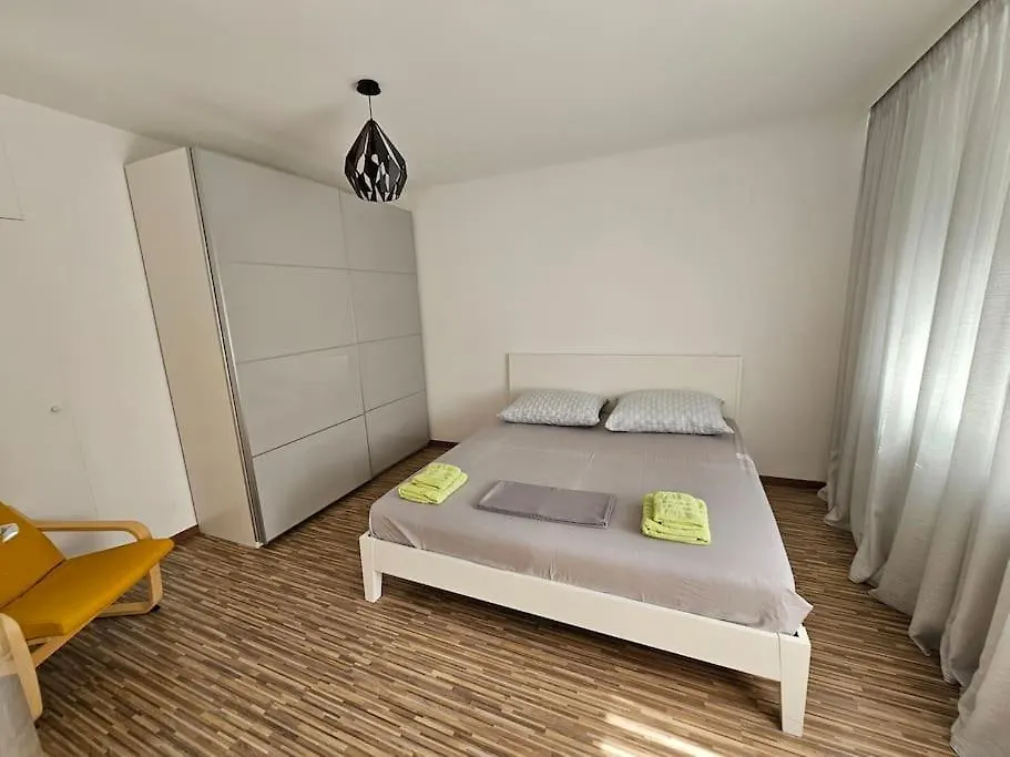 Jonas Apartment, 2 Br location